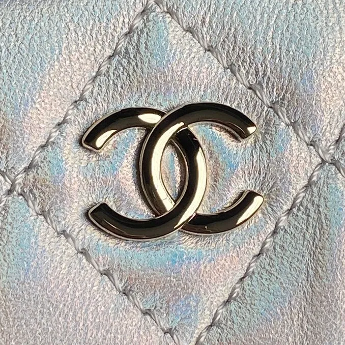 Chanel Silver Iridescent Quilted Patent Leather CC Chain Clutch Chanel - Image 6