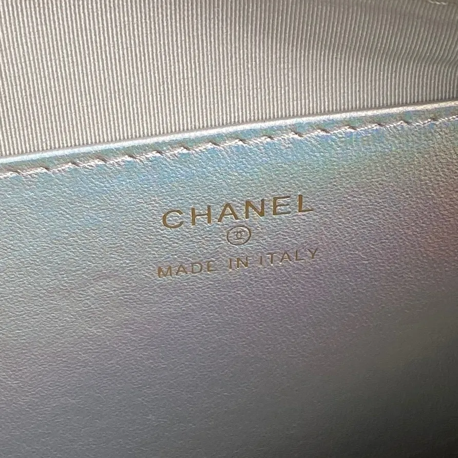 Chanel Silver Iridescent Quilted Patent Leather CC Chain Clutch Chanel - Image 7