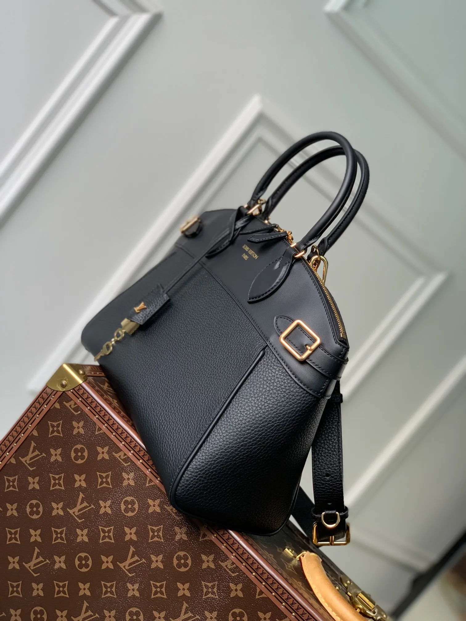 Designer Genuine Leather Medium Sized Shoulder Bags With Lock High Capacity Womens Handbag - Image 4