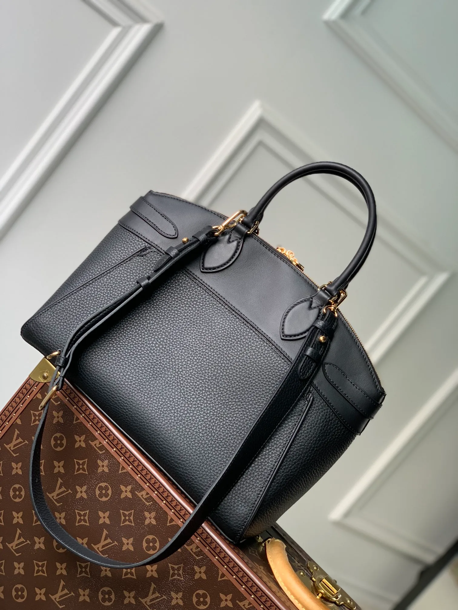 Designer Genuine Leather Medium Sized Shoulder Bags With Lock High Capacity Womens Handbag - Image 5