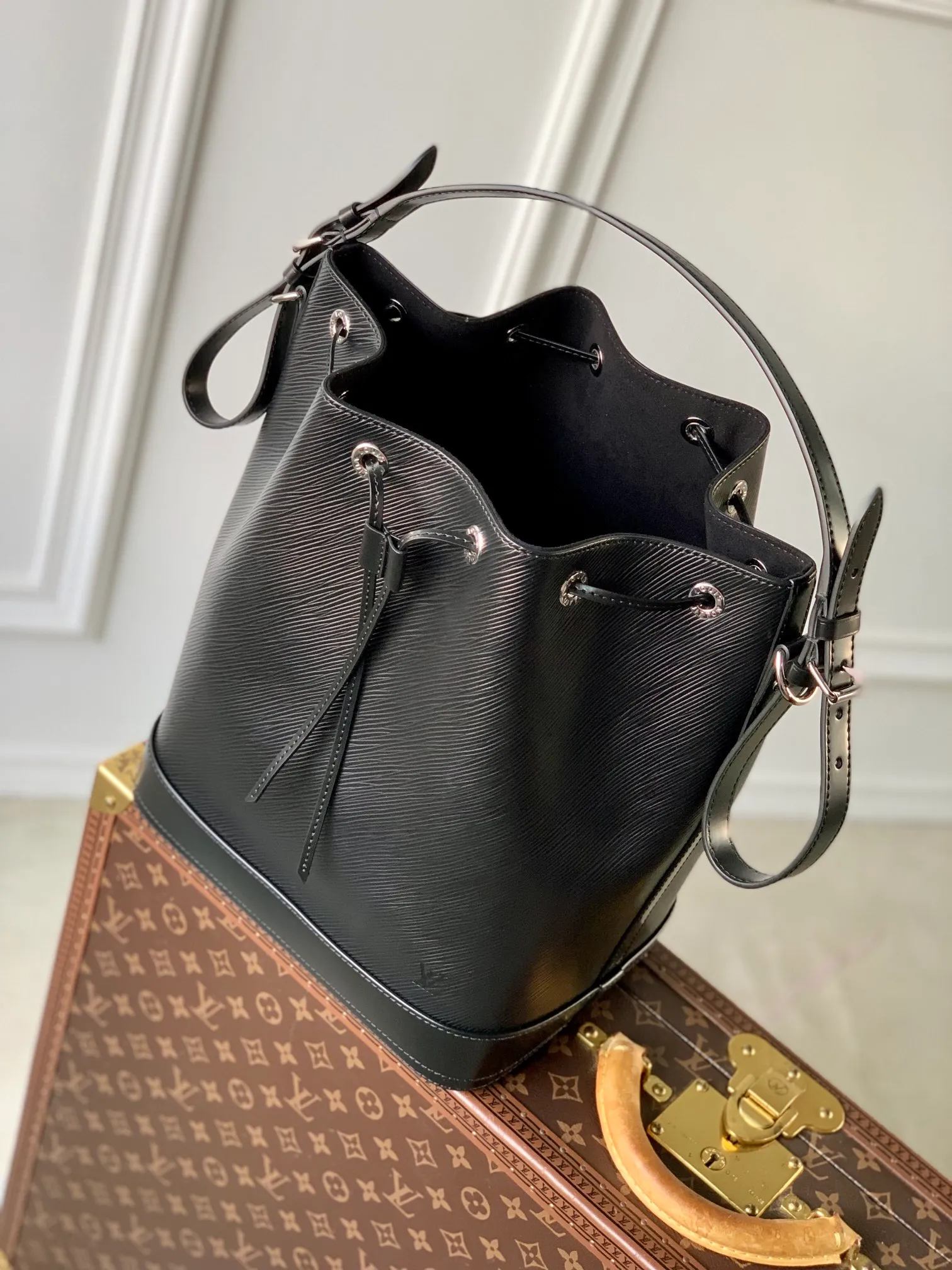 Embossed Wave Pattern Calf Leather Leather Bucket Shoulder Bag With Adjustable Strap And Gold Hardware Classic Designer Drawstring Handbag - Image 2