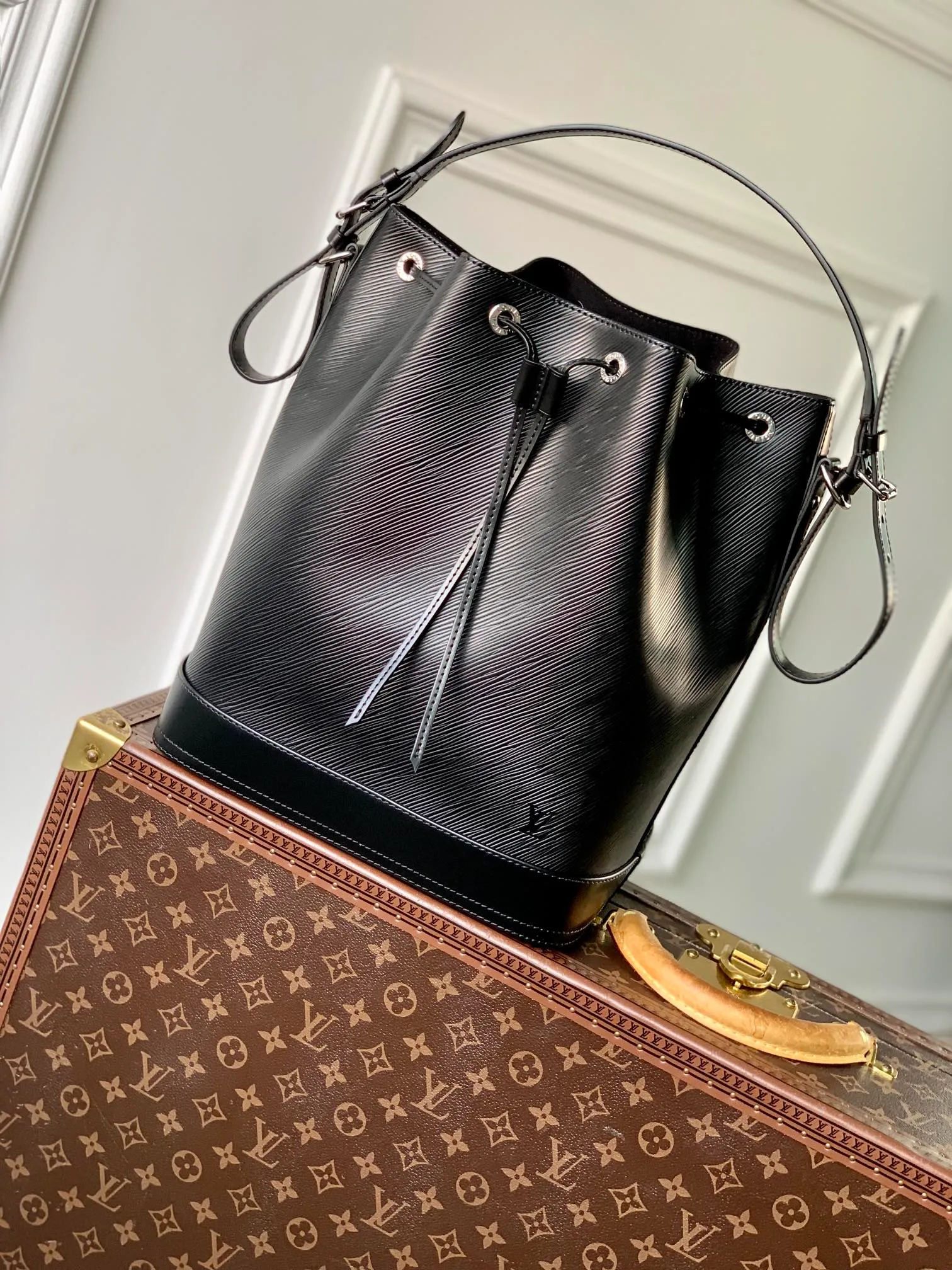 Embossed Wave Pattern Calf Leather Leather Bucket Shoulder Bag With Adjustable Strap And Gold Hardware Classic Designer Drawstring Handbag