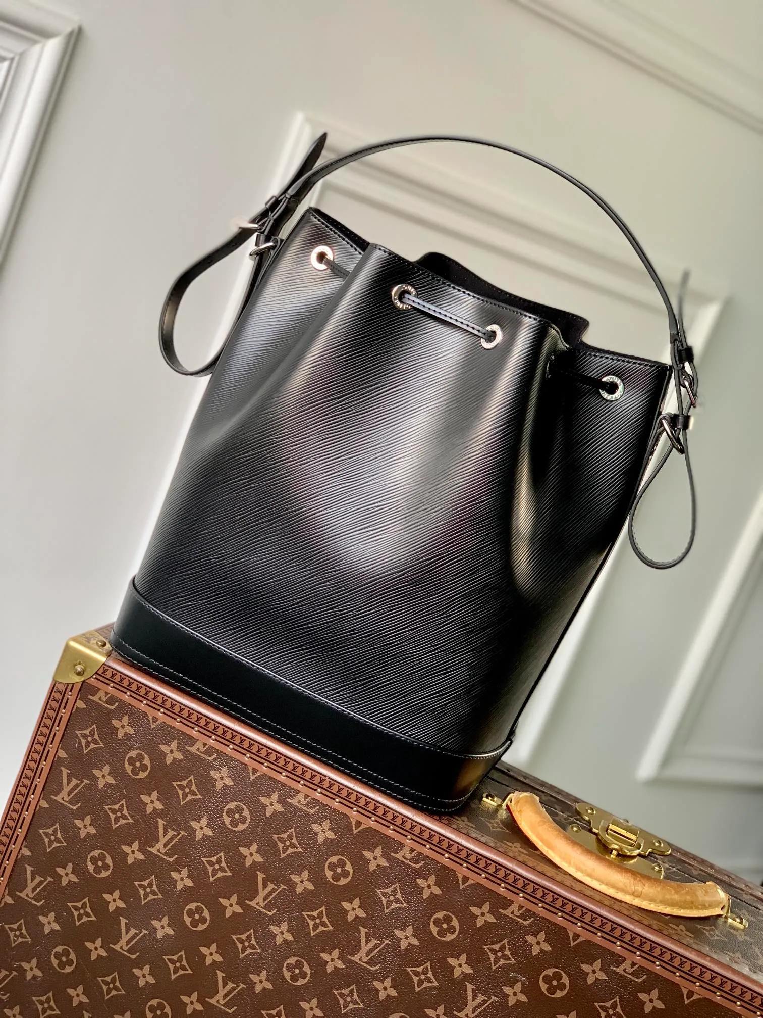 Embossed Wave Pattern Calf Leather Leather Bucket Shoulder Bag With Adjustable Strap And Gold Hardware Classic Designer Drawstring Handbag - Image 5