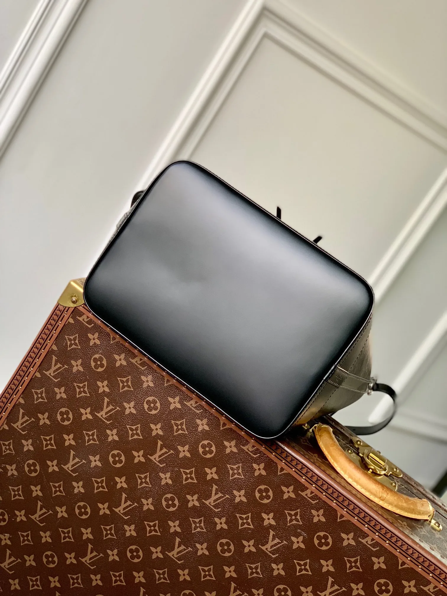 Embossed Wave Pattern Calf Leather Leather Bucket Shoulder Bag With Adjustable Strap And Gold Hardware Classic Designer Drawstring Handbag - Image 6