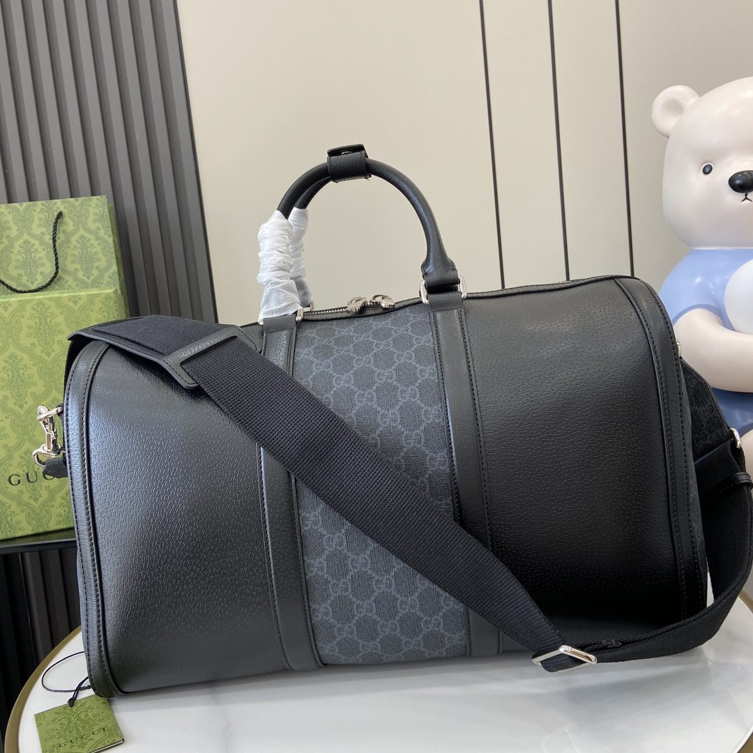 GG Supreme Medium Duffle Bag