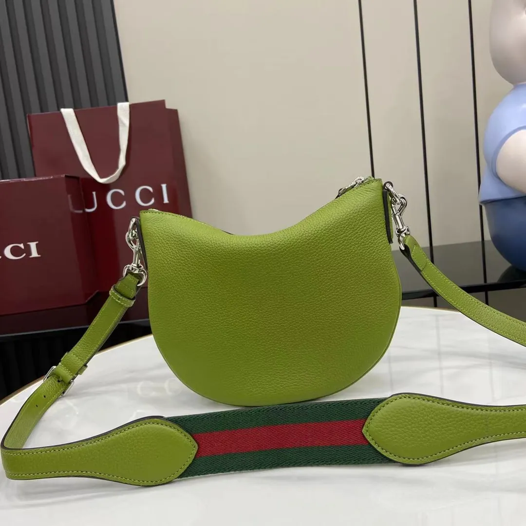 Gucci B small bag in Green Leather