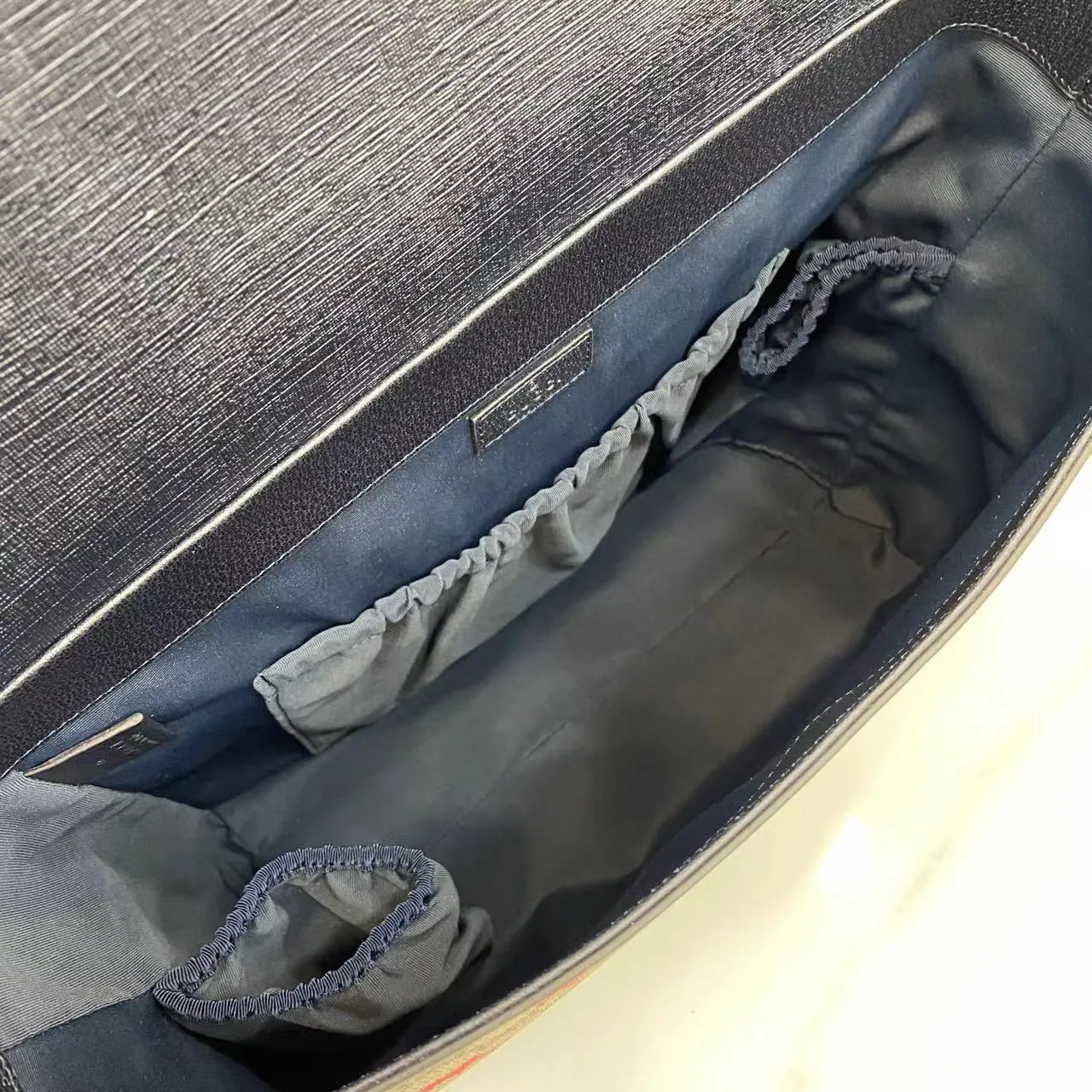 Gucci Duffle Bags for Men - Image 9