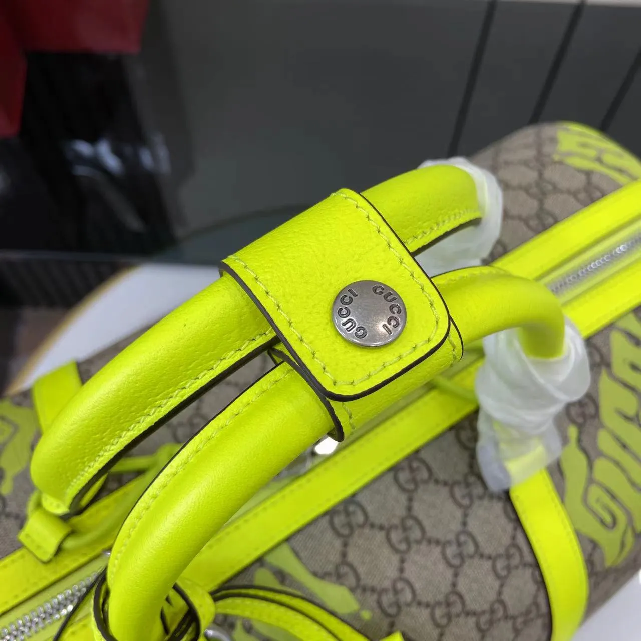 Gucci Duffle Bags for Men - Image 9