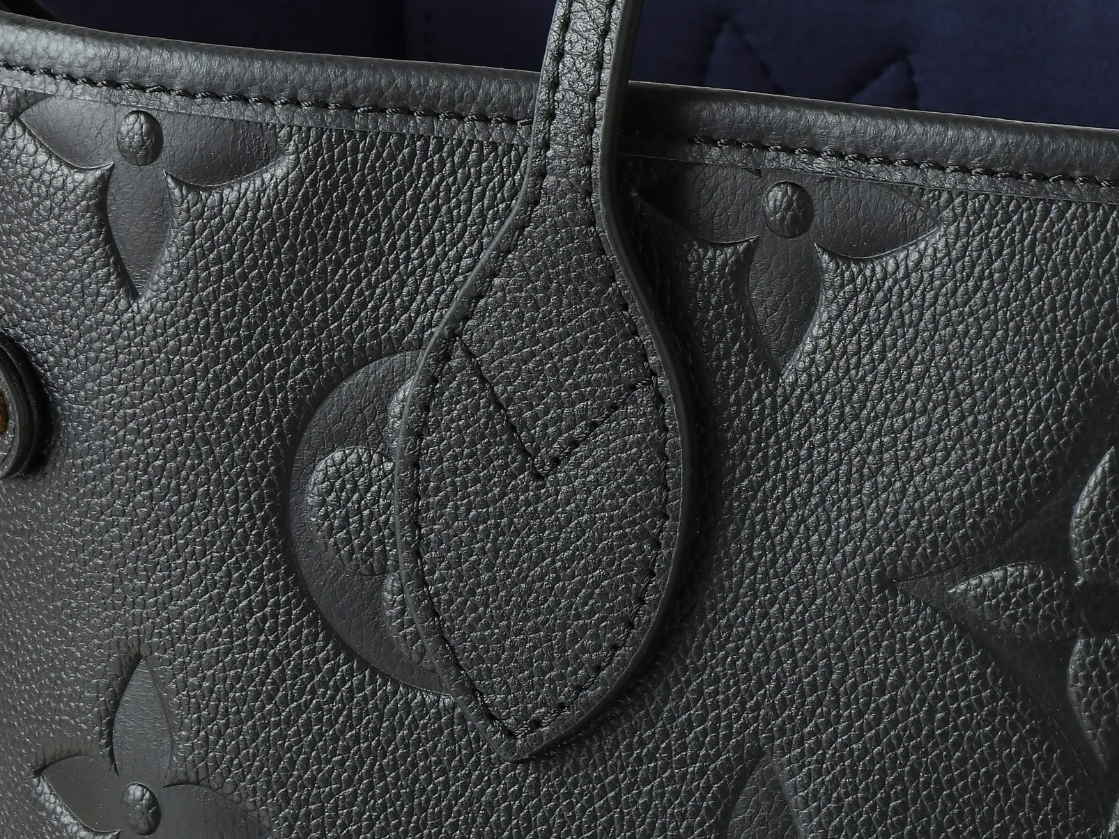 LOUIS VUITTON Empreinte Monogram Giant Neverfull MM Black - Image 8