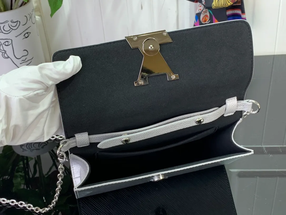 LOUIS VUITTON Women Bag - Image 3