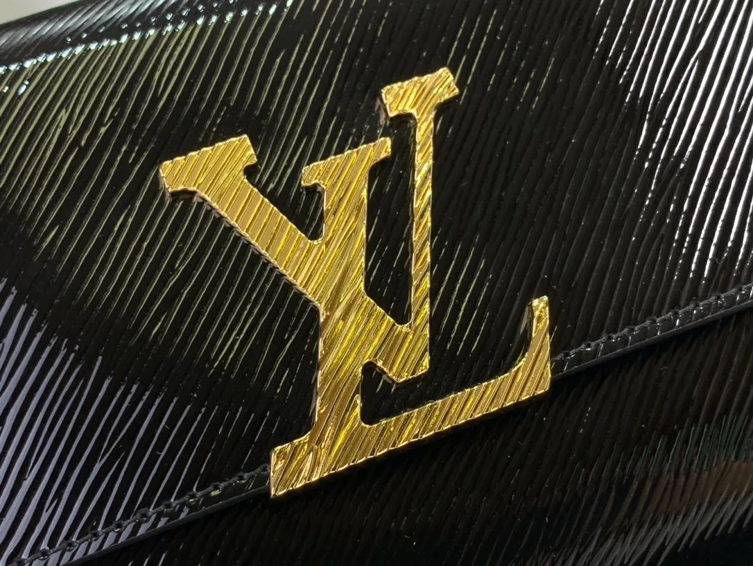 LOUIS VUITTON Women Bag - Image 9