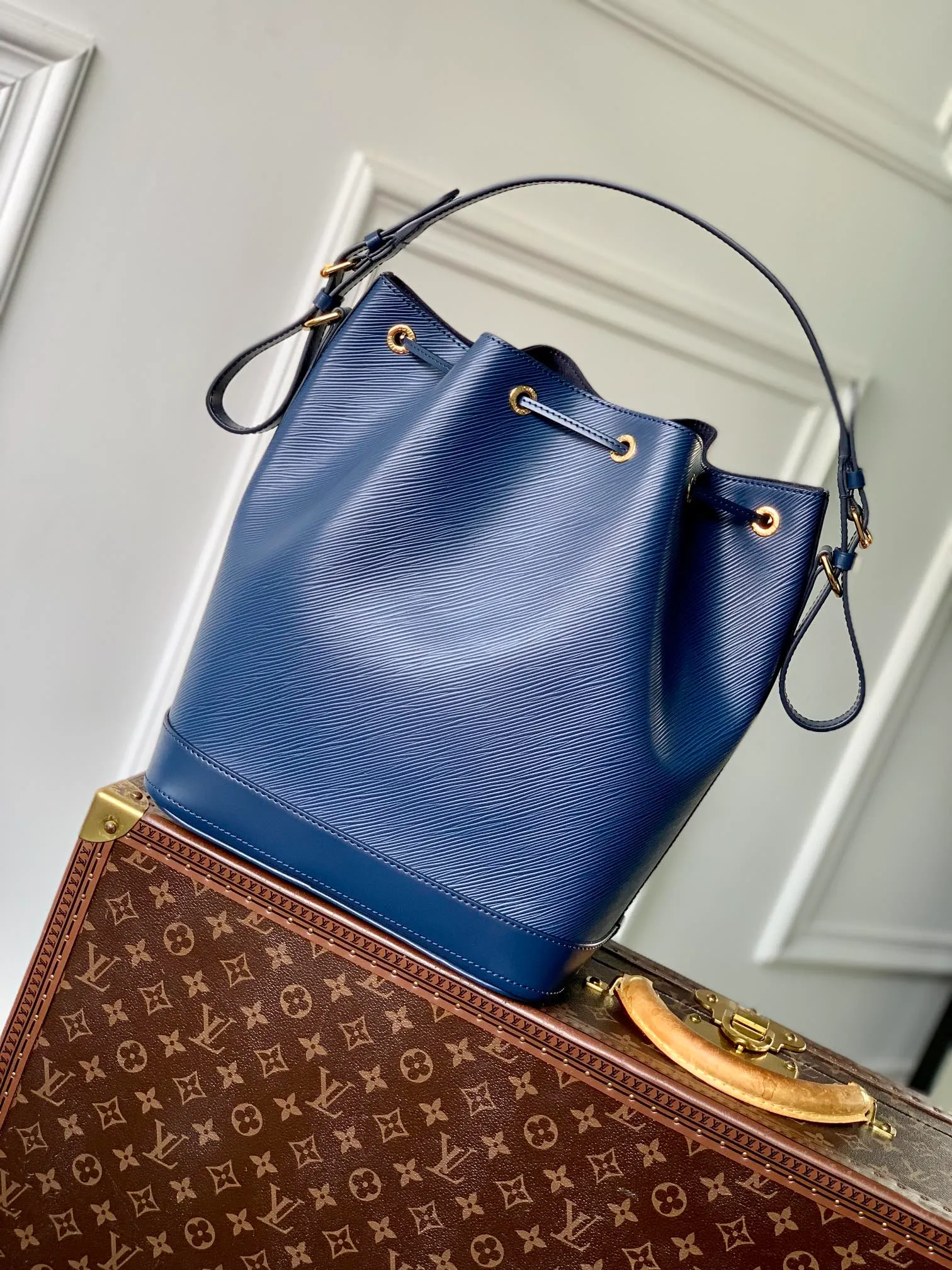 Louis Vuitton Epi Noe Leather Shoulder Bag - Image 4