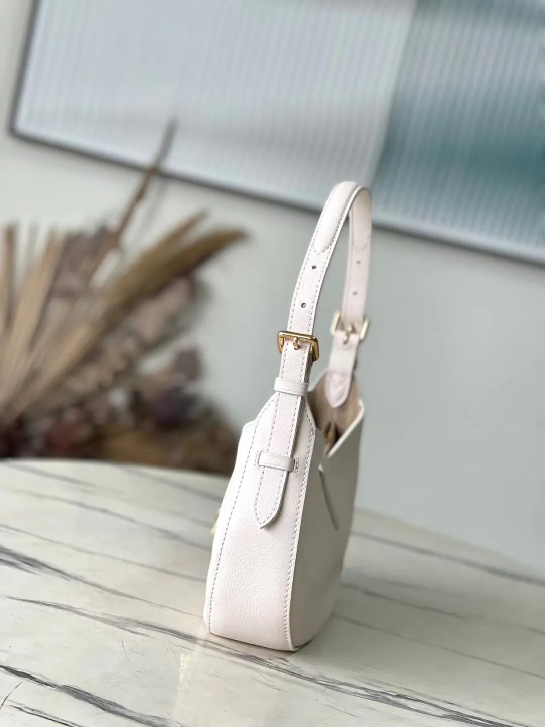 Louis Vuitton Leather Low Key - Image 3