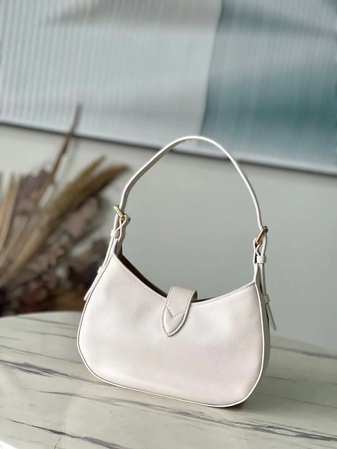 Louis Vuitton Leather Low Key - Image 4