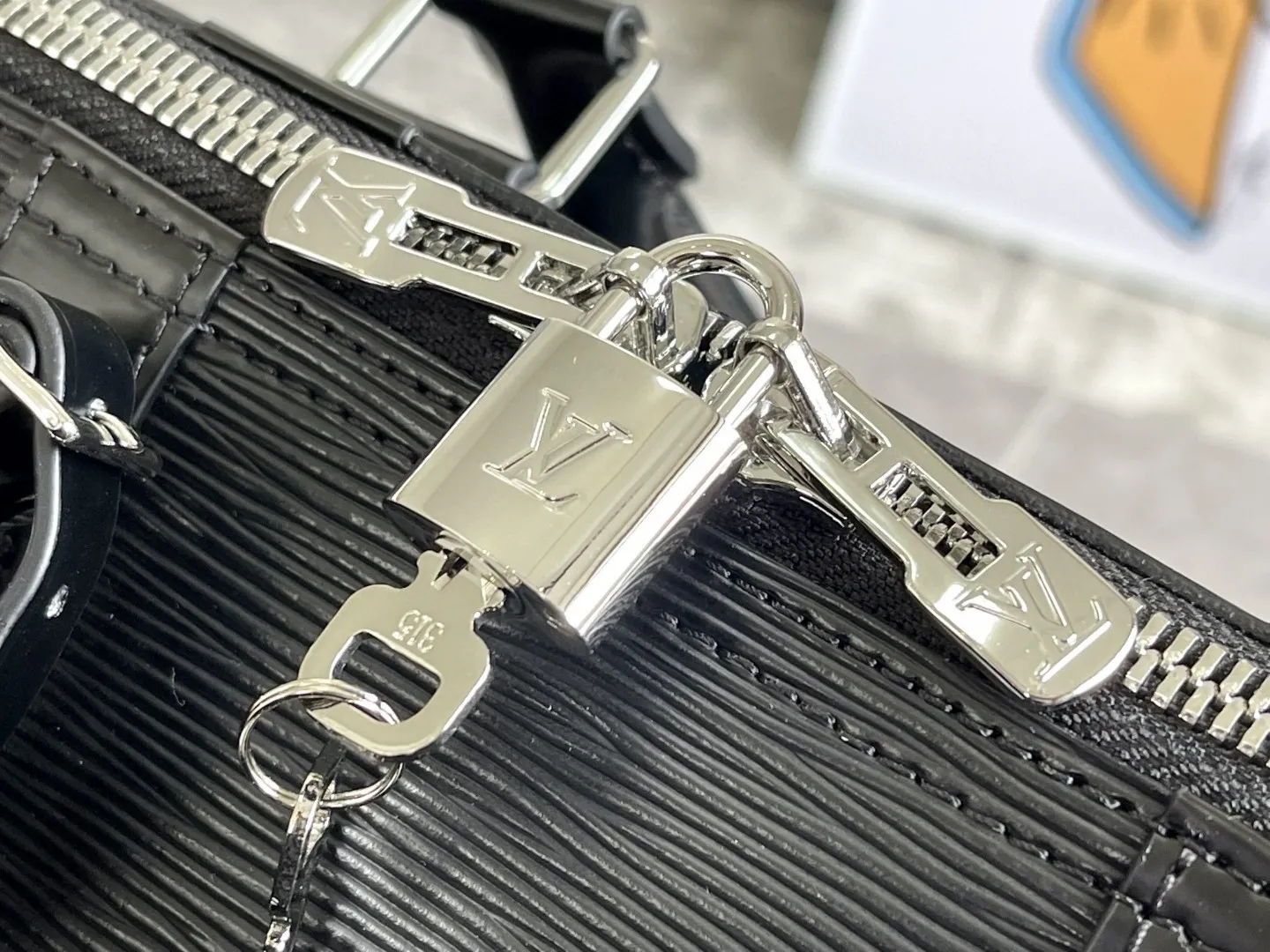 Louis Vuitton x Supreme Keepall Bandouliere - Image 10
