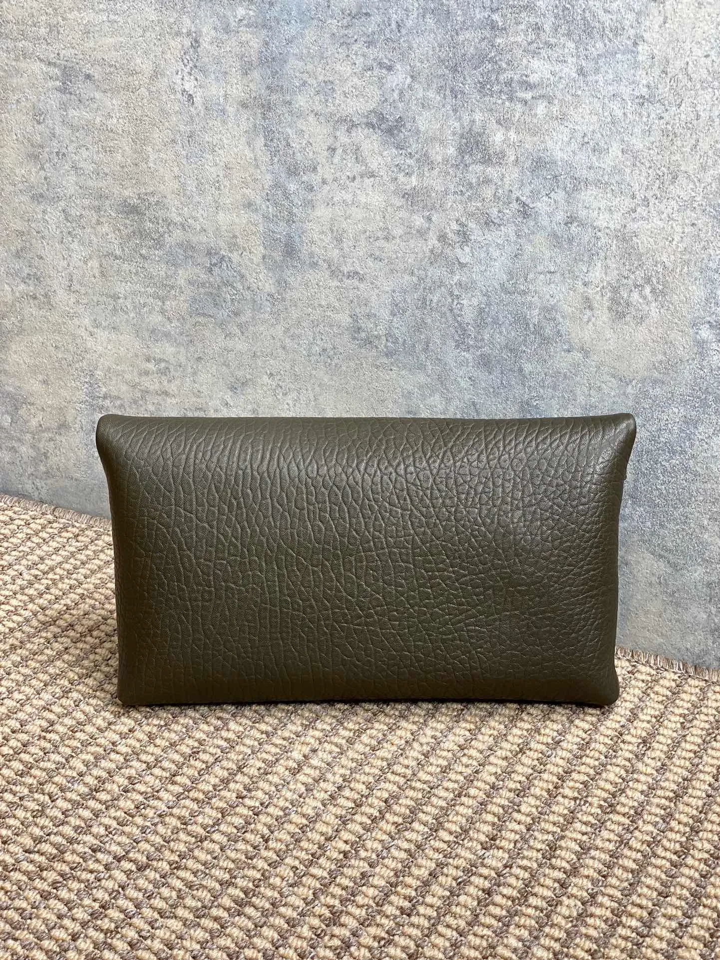 CASSANDRE large envelope pouch in lambskin - Image 4