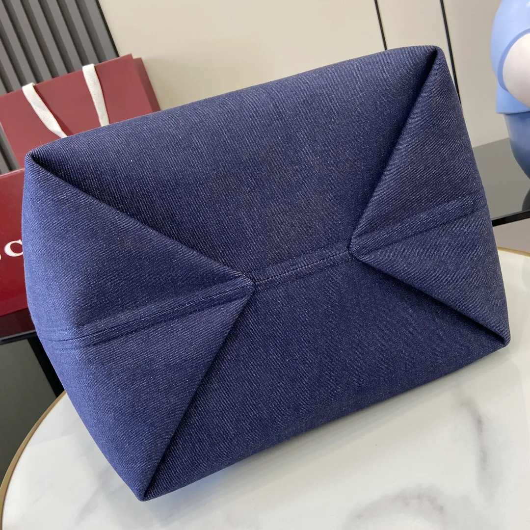 Gucci Totissima medium reversible tote in dark blue - Image 5
