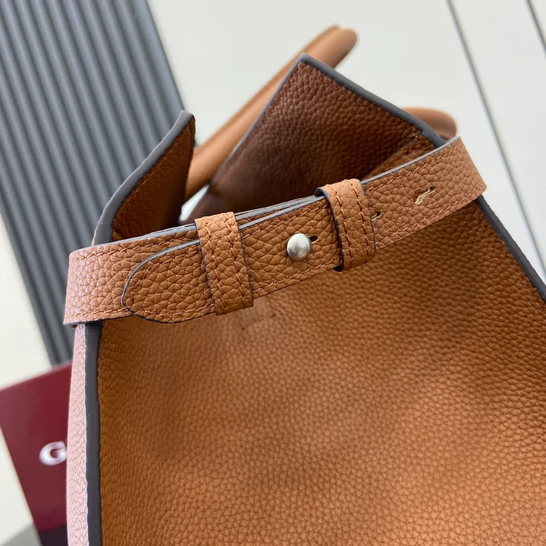 Medium tote bag with hook closure in brown - Image 8