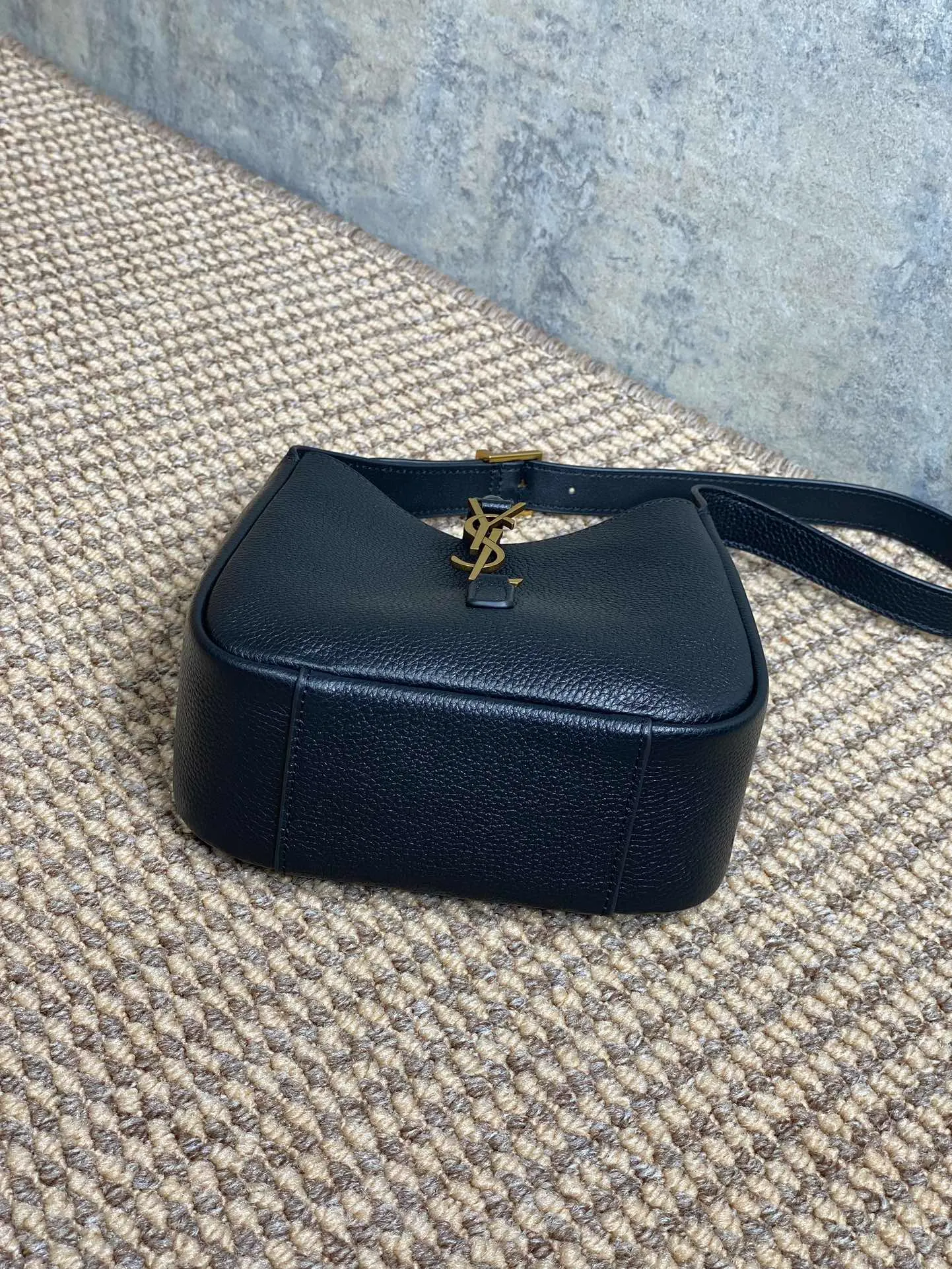 Saint Laurent Le 5 À 7 Supple Mini Leather Shoulder Bag - Image 7