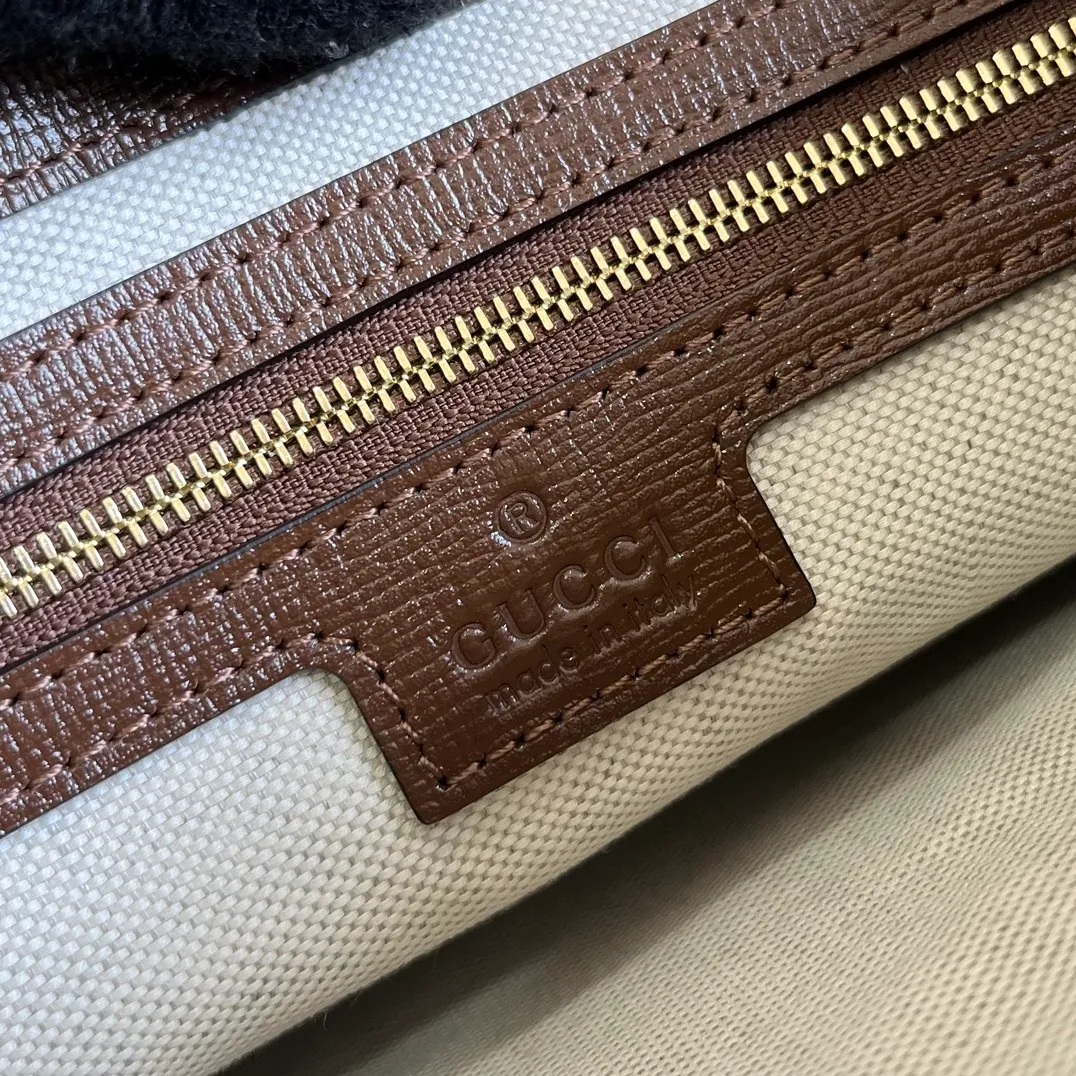 Gucci GG Supreme Shoulder Bag - Image 10