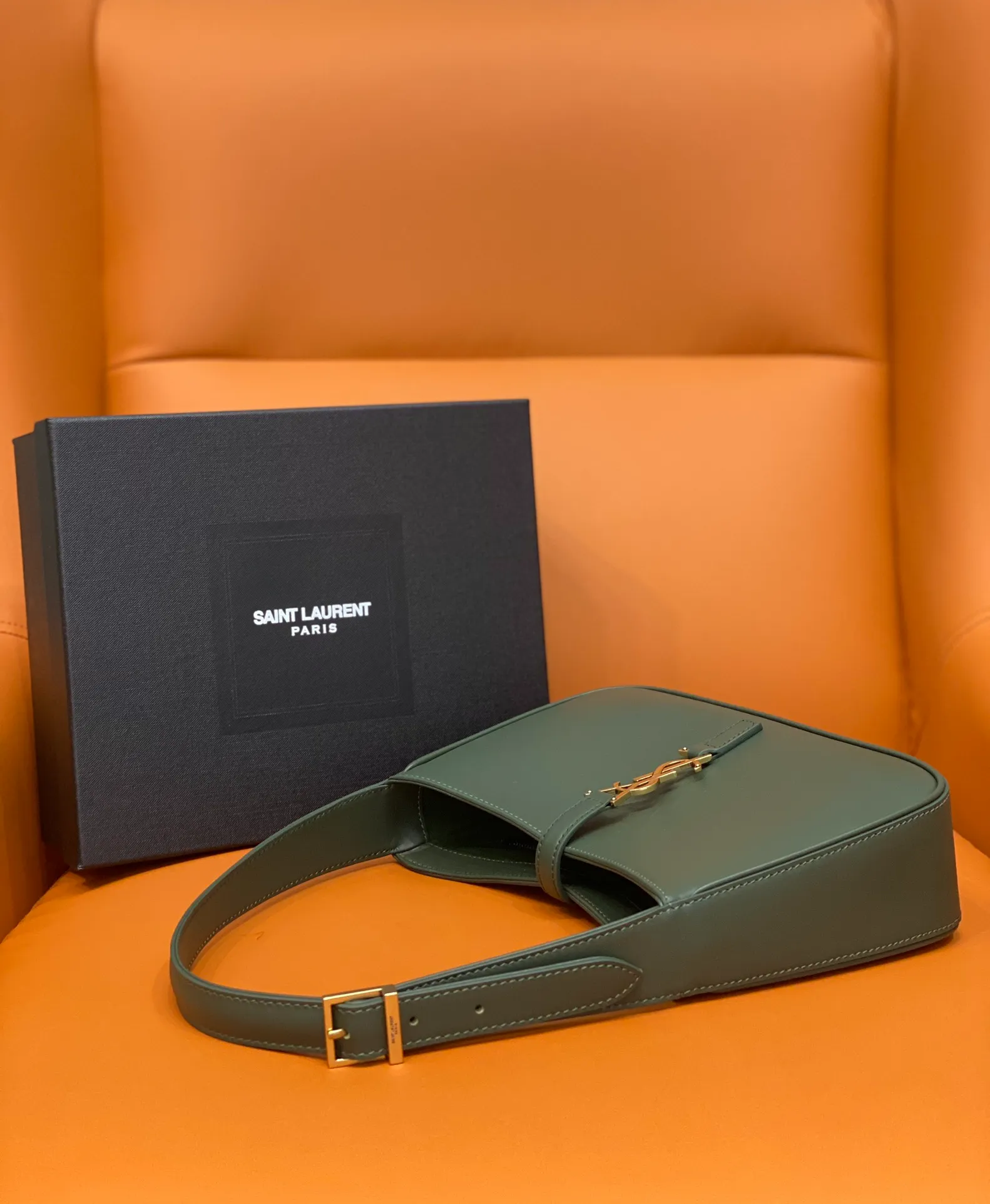 Yves Saint Laurent Le7 A5 Leather Shoulder Bag in Black - Image 6